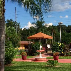 Silver Princess Motel - Adorable pool area with well kept foliage-2016
