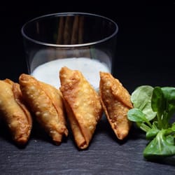 Tapas Box - Nos samoussas de bœuf avec une une sauce yaourt menthe.