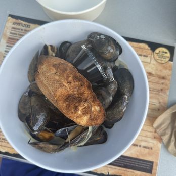 Lee's Landing Dock Bar - Mussels - Seafood Near Me - Port Deposit, Maryland