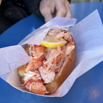 Newport Chowder Company - Lobster roll warm - Food Trucks Near Me Newport Chowder Company - Lobster roll warm - Food Trucks Near Me