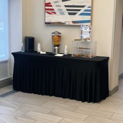 Holiday Inn Express Neptune - Fresh cookies and infused water in lobby