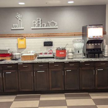 Hampton Inn Seattle/Everett - Breakfast area ... - Hotels Near Me - Everett, Washington Hampton Inn Seattle/Everett - Breakfast area ... - Hotels Near Me - Everett, Washington