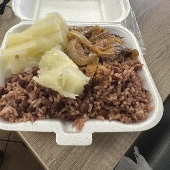 Fritanga Monimbo - Steak in onion and tomato sauce with gallo pinto and yuca - Latin American Near Me - Miami, Florida Fritanga Monimbo - Steak in onion and tomato sauce with gallo pinto and yuca - Latin American Near Me - Miami, Florida