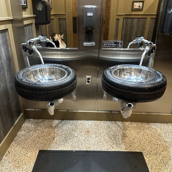 Ford's Garage - Sinks in women's restroom - American Near Me - Lexington, Kentucky