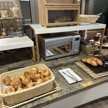 The Library Lounge - Breakfast - Airport Lounges Near Me - Nice, 06