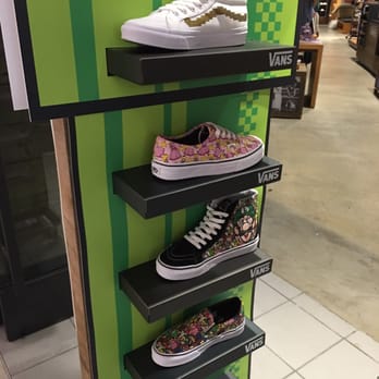 vans store springfield mall