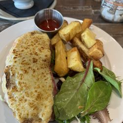 La Mare Vineyards - Great ham and béchamel with guiyierre cheese sandwich with small side salad and chips - delicious