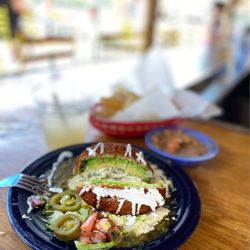 Hula Hut - Stuffed avocado