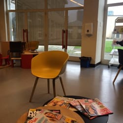 Universitair Ziekenhuis - Wachtruimte met speelhoekje voor kinderen, tijdschriften en kleurige best moderne stoelen