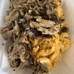 Mamma D's Smokehouse - Loaded Mac and cheese with pulled pork