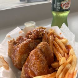 Harold's Chicken Shack - 6 wings mild sauce & pepper