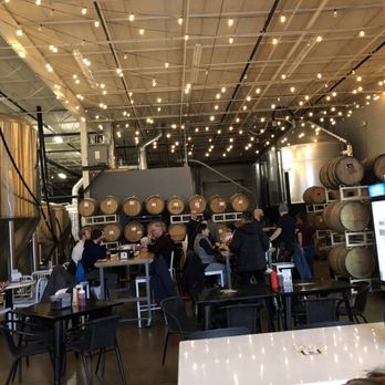 Une Année Brewery - Breweries Near Me - Niles, Illinois