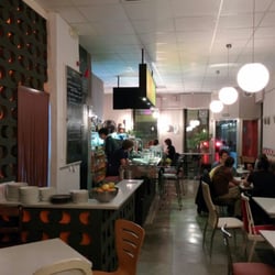 Anita Giro - zona del local, donde cada silla es de una madre, y eso es lo que le hace divertido.