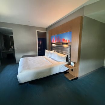Aloft by Marriott Milwaukee Downtown - King room - Hotels Near Me - Milwaukee, Wisconsin Aloft by Marriott Milwaukee Downtown - King room - Hotels Near Me - Milwaukee, Wisconsin