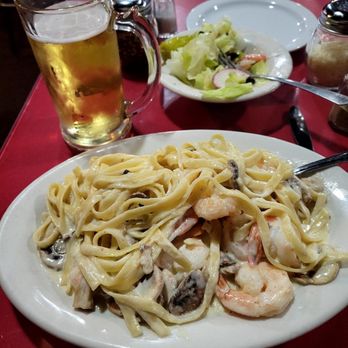 Guy's Italian Restaurant - Fettucini Alfredo w chicken n shrooms.  Pretty good - Italian Near Me - Banning, California