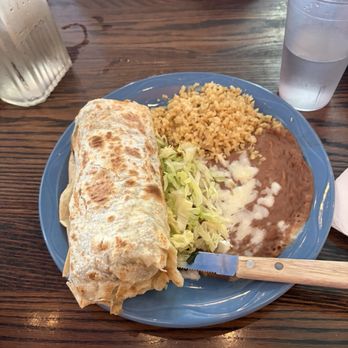 Tres Hermanas - Carnitas burrito lunch plate - Mexican Near Me - Davis, California Tres Hermanas - Carnitas burrito lunch plate - Mexican Near Me - Davis, California