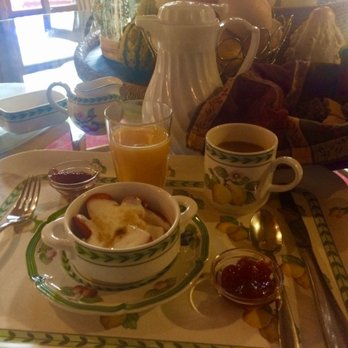 Alpenhorn Bed & Breakfast - Yogurt with strawberries and home made granola - Big Bear Lake, CA