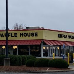 Waffle House - Girard - Does the sun ever shine in Youngstown?