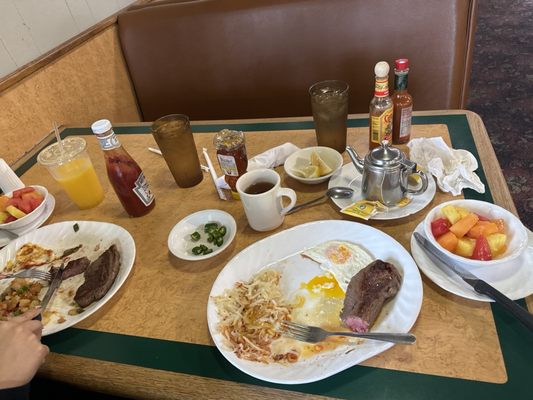 Señor G's & B by null