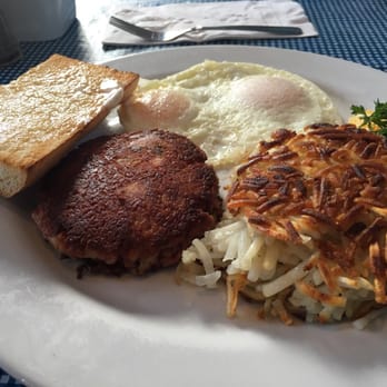 Moke's Bread & Breakfast - Corned beef hash with hash browns and toast - Breakfast & Brunch Near Me - Kailua, Hawaii