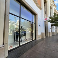 H & M - Exterior