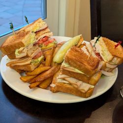 Flamingos Restaurant - Club sandwich.