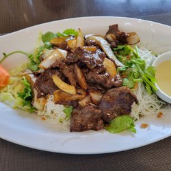 Tinh - M21, fried noodles with beef. Excellent