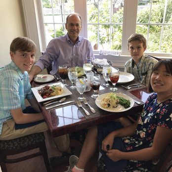 Kilmarnock Inn - Dinner with my family. - Bed & Breakfast Near Me - Kilmarnock, Virginia