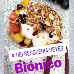Refresqueria Reyes - Biónico ( coctel de frutas con crema  dulce y granola)