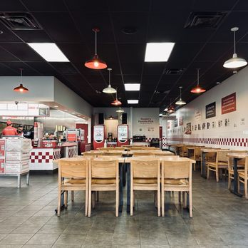 Five Guys - Seating area at 5pm Friday in between rushes. Kept surprisingly clean and organized! - Burgers Near Me - Cranberry Township, Pennsylvania