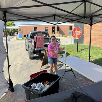 Lucky Nickel BBQ - Tara running the front of the house. She ROCKS!! - Food Trucks Near Me - Clarksburg, Ohio