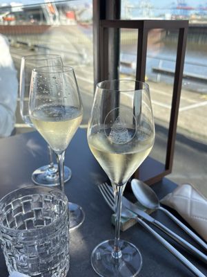 am kai | restaurant. seafood. drinks. elbblick by null