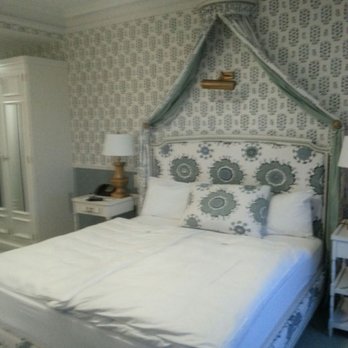 Hotel Château Gütsch - Large bed in a well appointed room. - Hotels Near Me - Luzern, LU Hotel Château Gütsch - Large bed in a well appointed room. - Hotels Near Me - Luzern, LU
