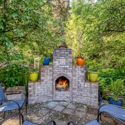 Fernwood Circle Guest Houses - Enjoy an evening fire at Creekside Cottage