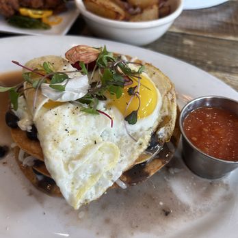 Met Her At A Bar - Huevos Rancheros - Cafes Near Me - Los Angeles, California Met Her At A Bar - Huevos Rancheros - Cafes Near Me - Los Angeles, California