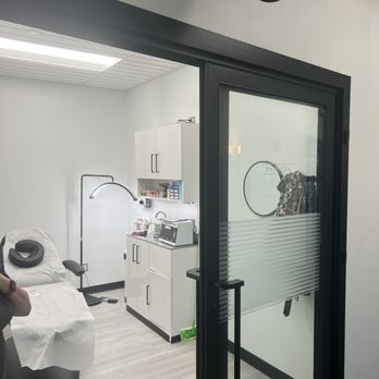 Pretty Chic - Pretty Chic in s #33 in Sola Salons! - Eyebrow Services Near Me - Boston, Massachusetts Pretty Chic - Pretty Chic in s #33 in Sola Salons! - Eyebrow Services Near Me - Boston, Massachusetts