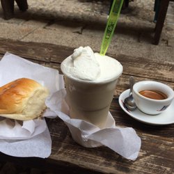 La Dellizia, der Eisdieler - Breakfast of champions: pistachio and almond granita with whipped cream, brioche and espresso