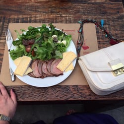 Sofá Café - Saladinha delicia de rosbife com queijo brie,  vale a pedida !