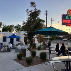 El Vado Motel - Front courtyard and classic neon sign