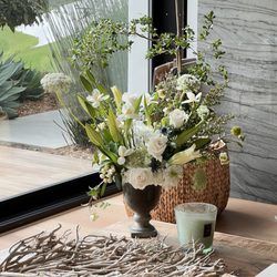 Casa Blanca Flowers - Living room flowers.