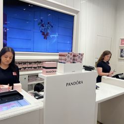 Pandora - Downtown Disney - Nice customer service