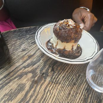 L'Escargot - Profiterole with vanilla ice cream and chocolate sauce - French Near Me - Paris, 75 L'Escargot - Profiterole with vanilla ice cream and chocolate sauce - French Near Me - Paris, 75