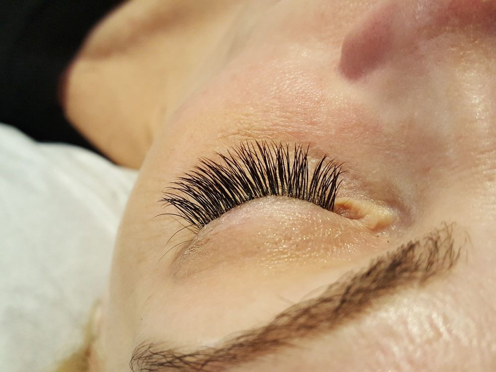 Blooming Eyelash Logo