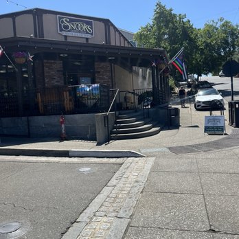 Snooks Chocolate Factory - Outside entryway and seating with cooling misters - Candy Stores Near Me - Folsom, California