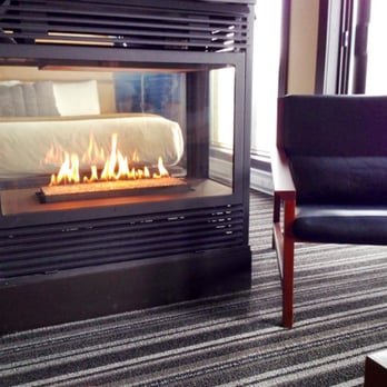 Estérel Resort - 2 face fireplace - Resorts Near Me - Estérel, Quebec