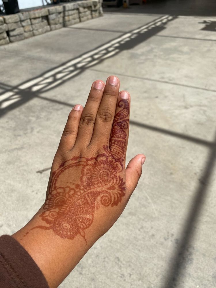 Urvi Brows Threading Logo