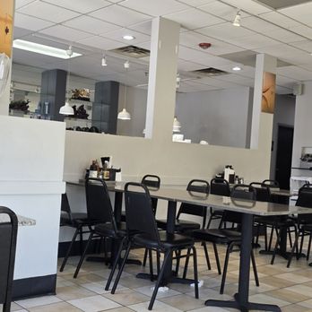 iPho - Dining area - Vietnamese Near Me - Inver Grove Heights, Minnesota