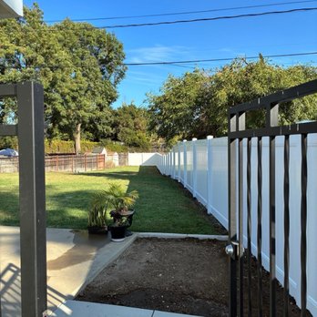 Irvine Fence - White vinyl fence on the left side done by Irvine Fence - Fences & Gates Near Me - Wilmington, California Irvine Fence - White vinyl fence on the left side done by Irvine Fence - Fences & Gates Near Me - Wilmington, California
