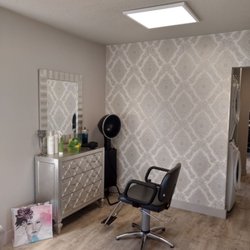 The Chop Shop of Marmora - Vintage room to service women.
