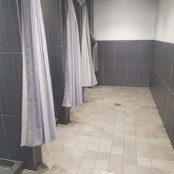 Blink Fitness - Springfield Gardens - They have 4 showers in the locker room